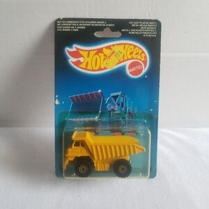 1986 Yellow CAT Dump Truck Hot Wheels # 1171 Construction Vehicle